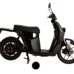 moto-electrica-negra-arena (1)